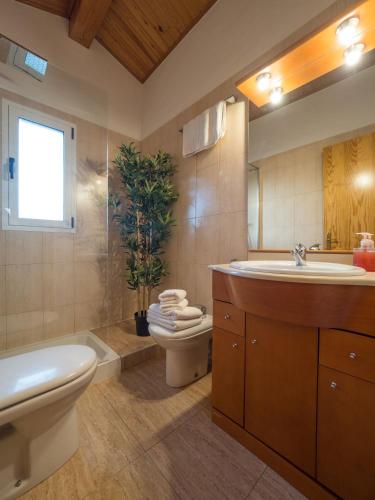 a bathroom with a sink and a toilet and a tub at El Despertar in Boltaña