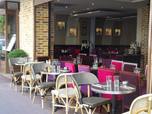 une rangée de tables et de chaises dans un restaurant dans l'établissement Au limousin, à Levallois-Perret