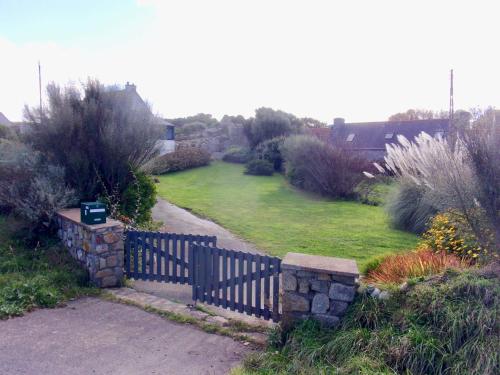 a garden with a fence and a field of grass at Seaview in Pleubian