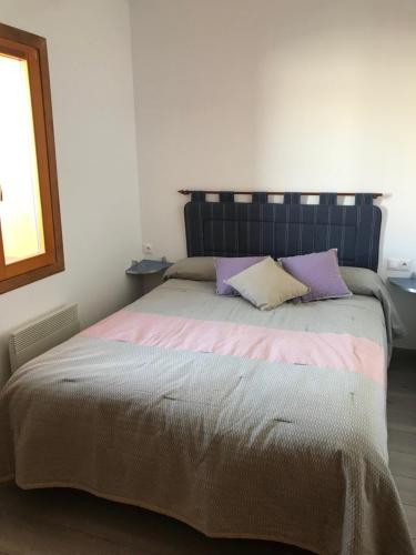 フォン・ロムー・オデイヨ・ヴィアにあるFont Romeu Via (Maison du Soleil)のベッドルーム1室(大型ベッド1台、紫色の枕付)