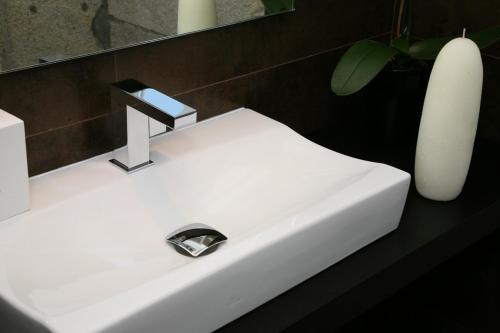 lavabo blanco en el baño con espejo en Casa D' Joao Enes - Afife Residence, en Afife