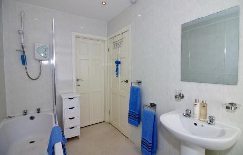 y baño con bañera, lavamanos y ducha. en The Coach House Apartment en Lytham St Annes
