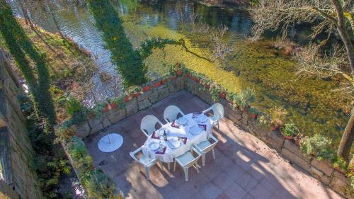 an overhead view of a table and chairs on a patio at Azenha do Trigo in Rendufe