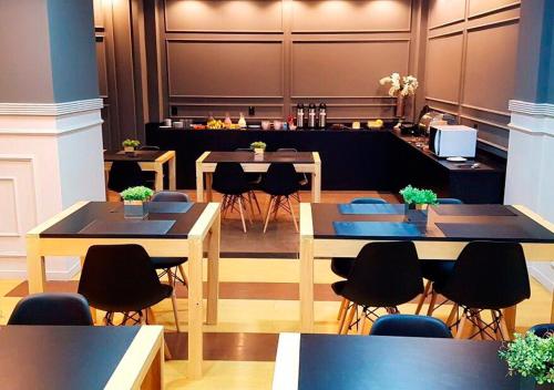ein Restaurant mit Tischen und Stühlen in einem Zimmer in der Unterkunft Hayer Hotel in Erechim