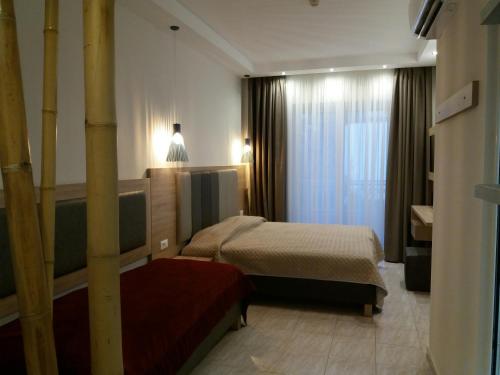 Un pat sau paturi într-o cameră la Rhodian Rose Hotel