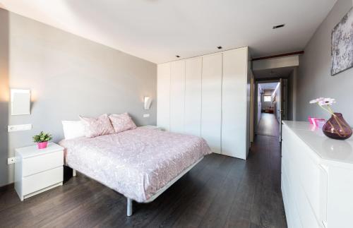 ein Schlafzimmer mit einem Bett und einem weißen Schrank in der Unterkunft Living Carretas in Madrid