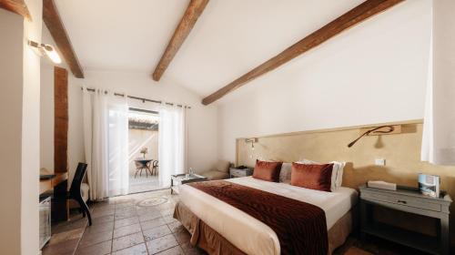 Кровать или кровати в номере Les Bergeries De Palombaggia