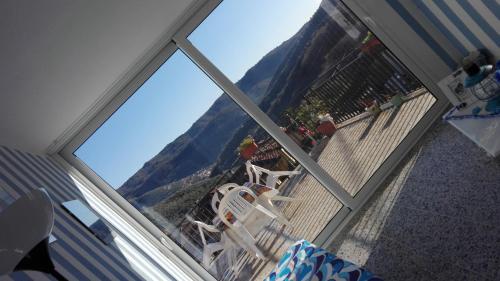 una finestra con vista sulle montagne di DiVino a Villa Viani