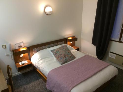 Ένα ή περισσότερα κρεβάτια σε δωμάτιο στο Hôtel Le Dahu