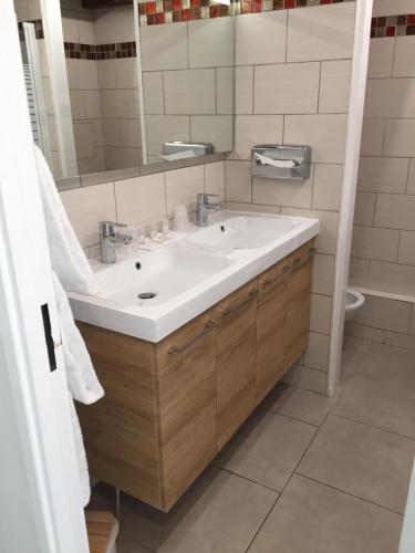 Ένα μπάνιο στο Hotel Le Cardinal Rueil Centre