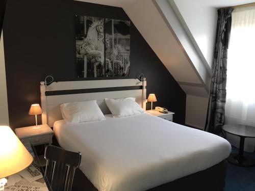 Ένα ή περισσότερα κρεβάτια σε δωμάτιο στο Hotel Le Cardinal Rueil Centre