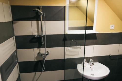 Salle de bains dans l'établissement Apartment and rooms Maraton