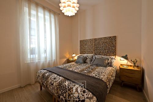 ein Schlafzimmer mit einem großen Bett und einem großen Fenster in der Unterkunft Le Terrazze sul Cortile in Salerno