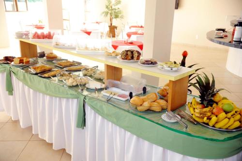 een buffet met veel verschillende soorten eten bij Colorado Plaza Hotel in Rio Verde
