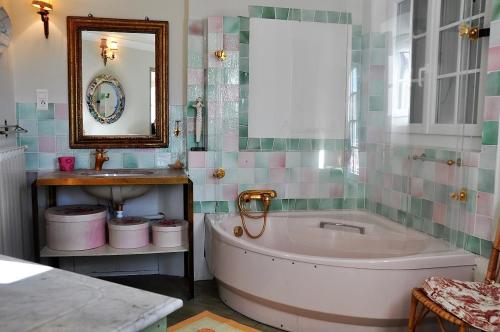 A bathroom at Le Jas Du Colombier