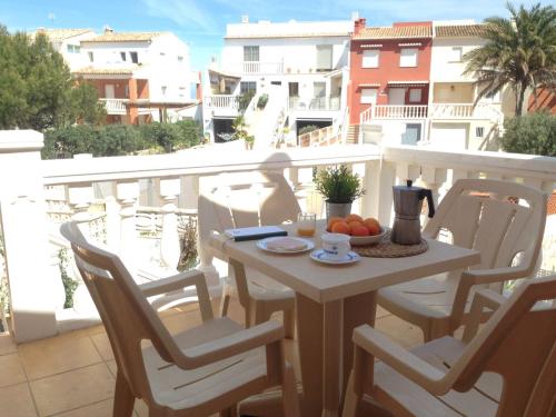 - une table sur un balcon avec un bol de fruits dans l'établissement Casa en playa Oliva y MET, à Oliva