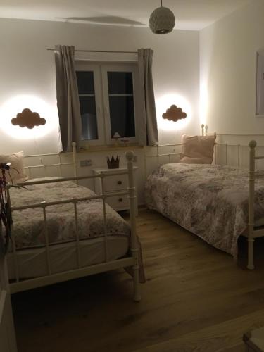 Un dormitorio con dos camas y dos ventanas. en Schwedenvilla Estelle, en Dörphof