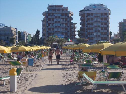 En strand ved eller i nærheten av hotellet