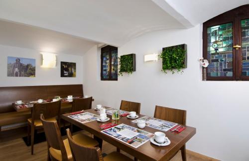 a dining room with a table and chairs at Hotel am Hofgarten in Düsseldorf