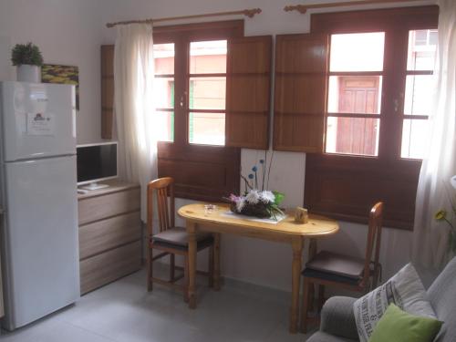 eine kleine Küche mit einem Tisch und einem Kühlschrank in der Unterkunft Estudio Casco Los Silos, cerca de Garachico in Los Silos