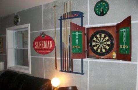 a wall with darts and clocks on a wall at Gîte Le Trésor Caché Bed & Breakfast in Chelsea