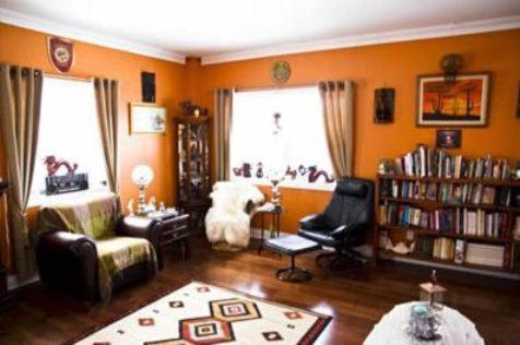 a living room with a couch and a chair at Gîte Le Trésor Caché Bed & Breakfast in Chelsea