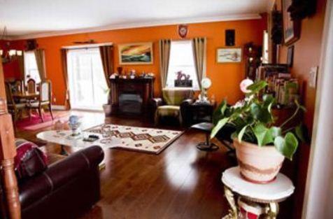 a living room with a couch and a plant at Gîte Le Trésor Caché Bed & Breakfast in Chelsea