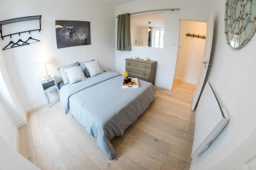 een kleine slaapkamer met een bed en een spiegel bij Au jardin des plantes in Dijon