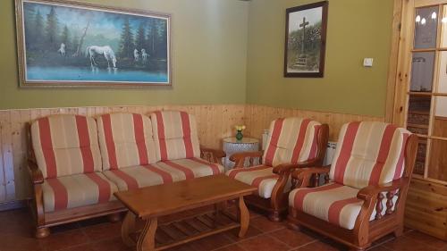 a waiting room with two chairs and a table at La Puente 9 de Gredos in Hoyos del Espino
