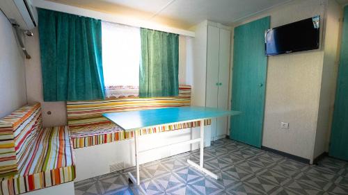 コルドバにあるBungalows Ruralesのベッド1台、テーブル、窓が備わる客室です。