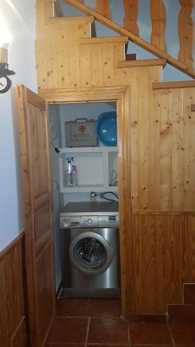 a washer and dryer in a tiny house at La Puente 9 de Gredos in Hoyos del Espino
