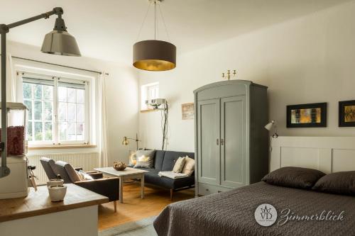 - une chambre avec un lit et un salon dans l'établissement Zimmerblick Villa Dohna, à Leipzig