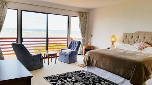 um quarto com uma cama e vista para o oceano em Arky's B&B em Smith River