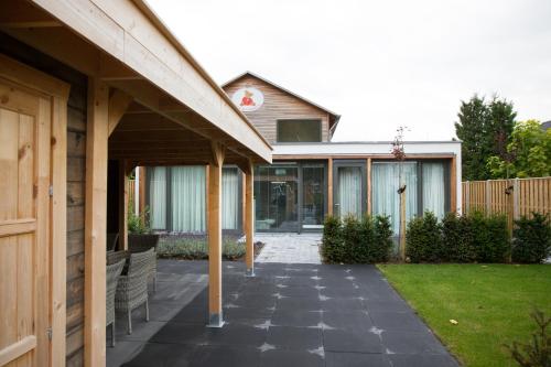 a house with a stone walkway in front of a building at de rode beer (zeer rolstoelgeschikt) in Heerde