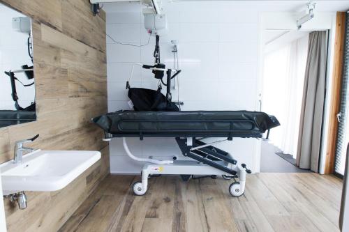 a hospital room with a bed and a sink at de rode beer (zeer rolstoelgeschikt) in Heerde