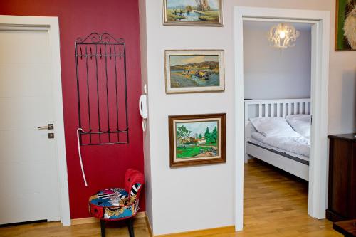 キェルツェにあるApartament Wiosenna Kielceの赤いドアとベッドルームが備わる客室です。