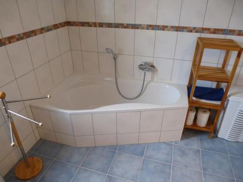 eine Badewanne mit Dusche im Bad in der Unterkunft TOP Ferienwohnung Limburg "Am Bildstock" in Limburg an der Lahn