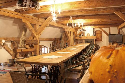 バルトシツェにあるSHotels przy Restauracji Stodołaの木製天井の部屋の長テーブル