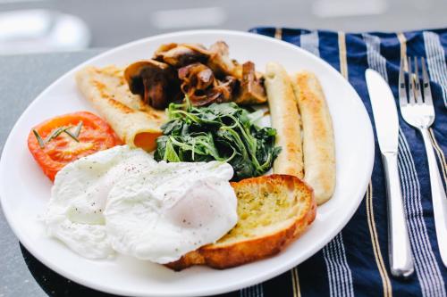 un plato de desayuno con huevos y tostadas en Hotel Flamingo Kristal, en Irapuato