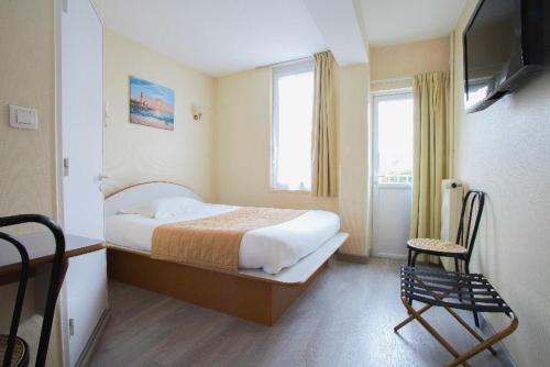 1 dormitorio con 1 cama y 1 silla en Hotel De Rosny, en Tours