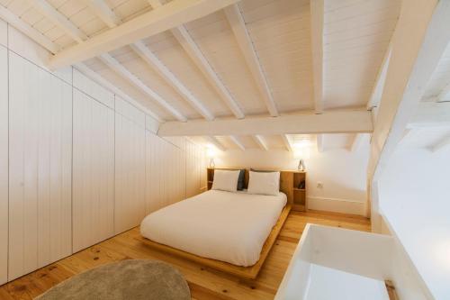 ポルトにあるOporto Mezzanine - by ML Apartmentsのベッドルーム1室(白いベッド1台付)