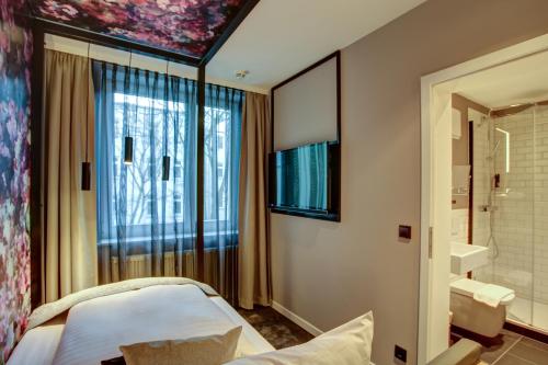 Säng eller sängar i ett rum på NYCE Hotel Hamburg City