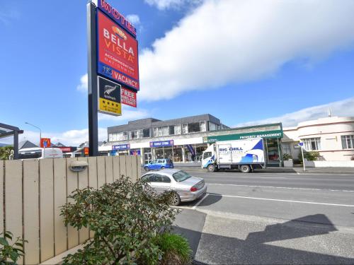 uma rua com um carro estacionado em frente a um posto de gasolina em Bella Vista Motel Dunedin em Dunedin