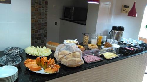 un buffet de comida en una barra en una cocina en La Palma Hotel Fazenda, en Indaiatuba
