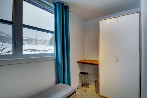 um quarto com janela, cama e escrivaninha em Le Vallon em Saint-Férréol-les-Neiges