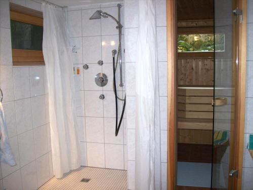バーデンヴァイラーにあるHaus Dianaのバスルーム(シャワー、シャワーカーテン付)が備わります。