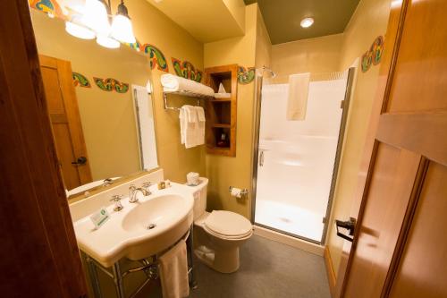 een badkamer met een wastafel, een toilet en een douche bij McMenamins Old St. Francis School in Bend