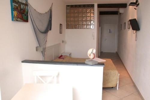 una habitación con una mesa y una habitación con una habitación en Affittacamere La Darsena, en Portovenere