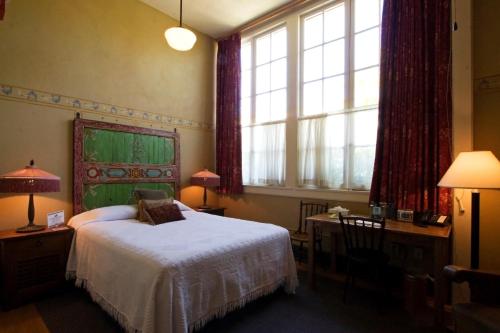 Ein Bett oder Betten in einem Zimmer der Unterkunft McMenamins Kennedy School