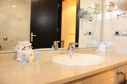 Een badkamer bij Hotel Puerto Juan Montiel Spa & Base Nautica